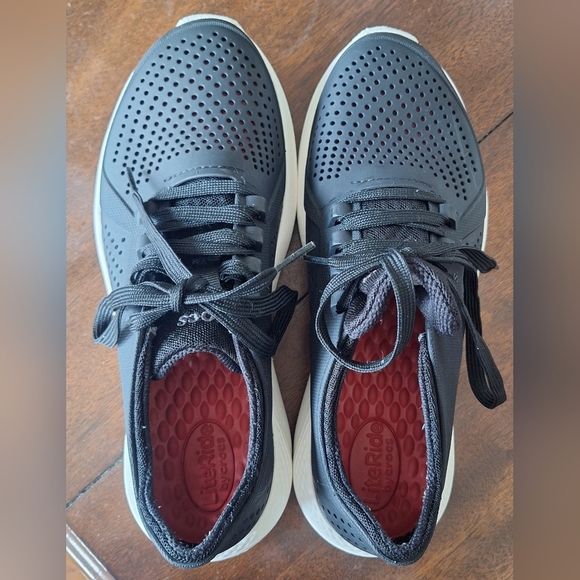 Size 8 Euc CROCS LiteRide Black and White Sneakers - Picture 4 of 4